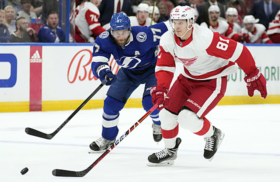 Dominik Kubalík (81) z Detroit Red Wings úto�í v zápase s Tampa Bay Lightning,...