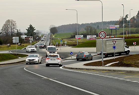 Nový kruhový objezd u budoucího obchvatu Losiné u Plzně začal sloužit řidičům,...