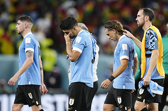 Luis Suárez (druhý zleva) a dalí uruguaytí fotbalisté vstebávají vyazení z...