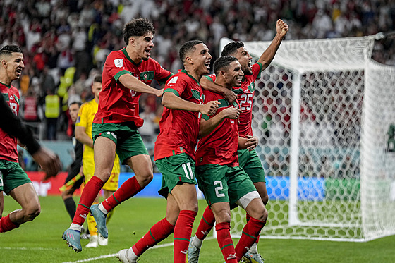DOKÁZALI TO. Maročtí fotbalisté oslavují postup do čtvrtfinále mistrovství...
