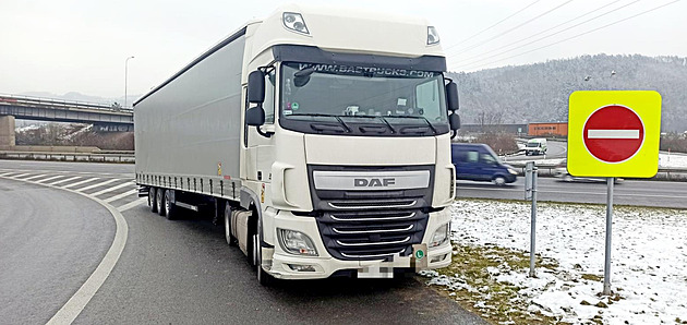 Polský řidič brázdil kamionem D5 na Berounsku se třemi promile