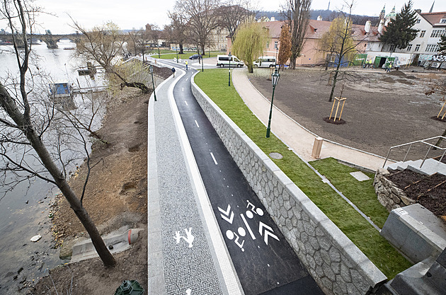 Pod Mánesovým mostem je nová cyklostezka, díky ní se lidé vyhnou Klárovu