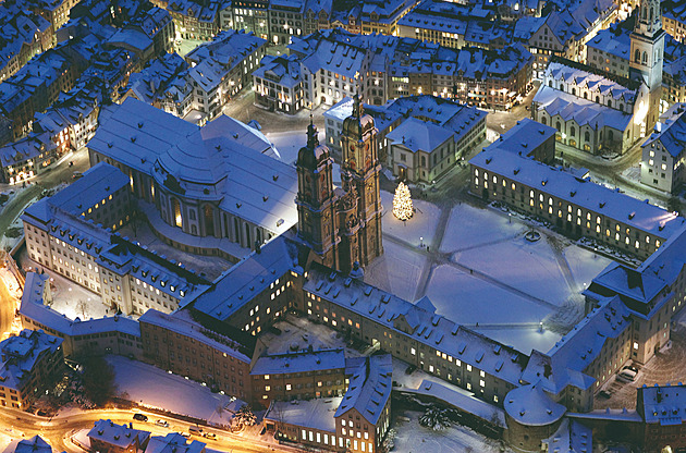 Ježíšku, zaplať hasiče. Švýcaři riskují, na stromcích stále zapalují klasické svíčky