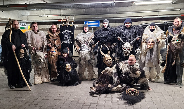 Výrostci útočili na krampusy, v garážích napadli i třináctiletého chlapce