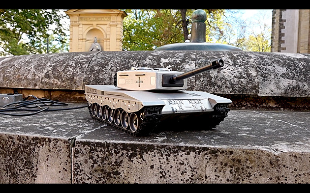 VIDEO: Smrtící hravost. Šikovný Čech postavil model tanku, který uměl zabít