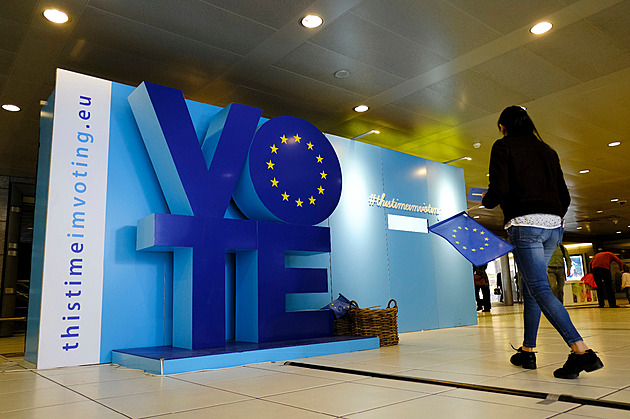 Budou europoslance volit i nezletilí? Češi sondují, kdo je v Evropě pro