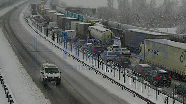 Sněžení zastavilo dopravu i dodávky elektřiny. Dálnici D3 ucpaly kamiony
