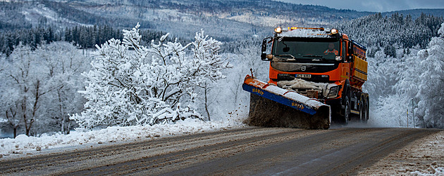 Řidiče v Česku trápí rozbředlý sníh, místy stále hrozí sněhové jazyky