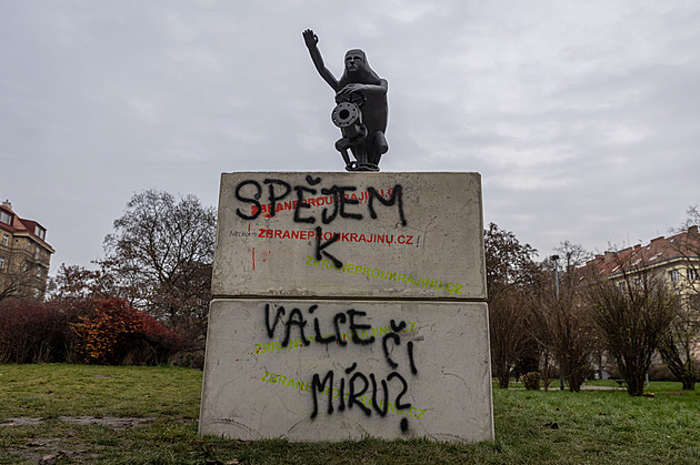 Spějem k válce, či míru? Hajlujícího Putina v Praze posprejoval vandal