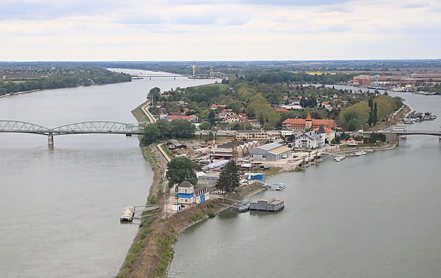 Slovenští archeologové našli na dně Dunaje zbytky římského mostu
