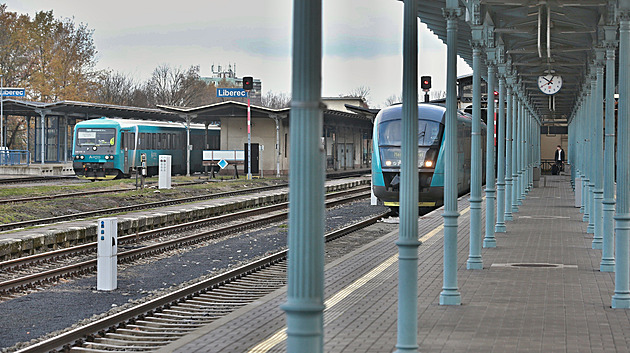 Srážka s vlakem na trati mezi Libercem a Jabloncem. Žena utrpěla vážná zranění