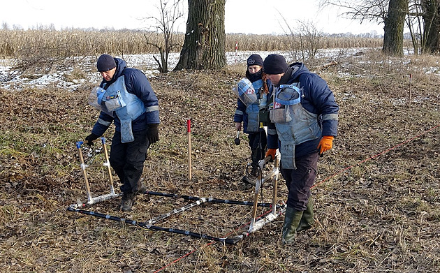 Pětina Ukrajiny je podle expertů zamořená minami, kontroly amatérů mají oběti