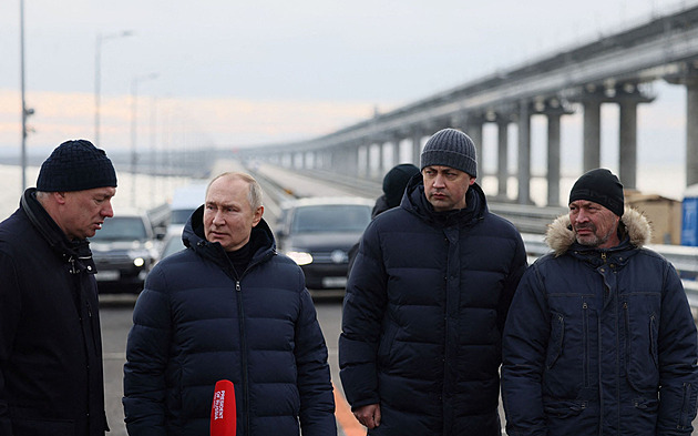 Putin osobně kontroloval opravený Kerčský most, řídil auto z dovozu