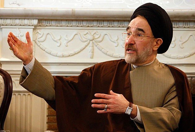 Uznejte chybu, dokud je čas. Vládě Íránu spílá exprezident i Chameneího sestra