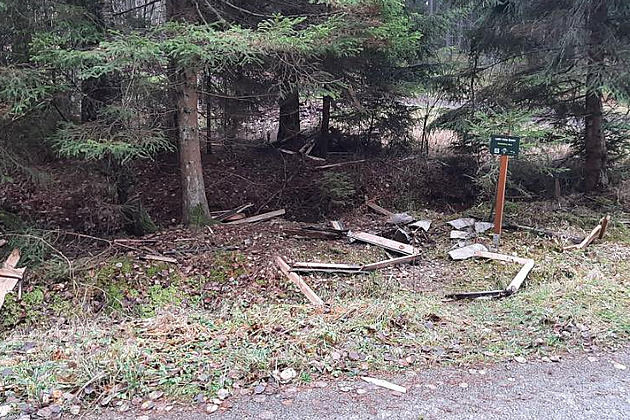 Studánku v lese rozmetal výbuch, explozi vyšetřují pyrotechnici