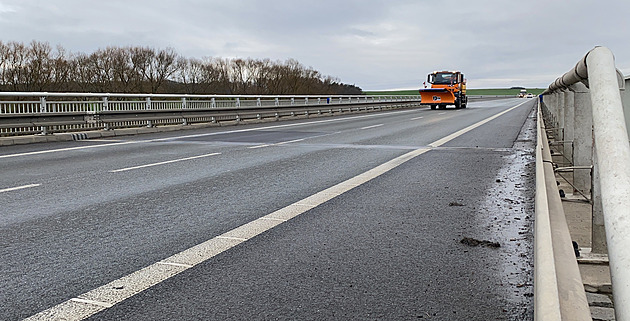 Počasí komplikuje dopravu, hasiči zasahovali u nehod, varují před uzavírkami