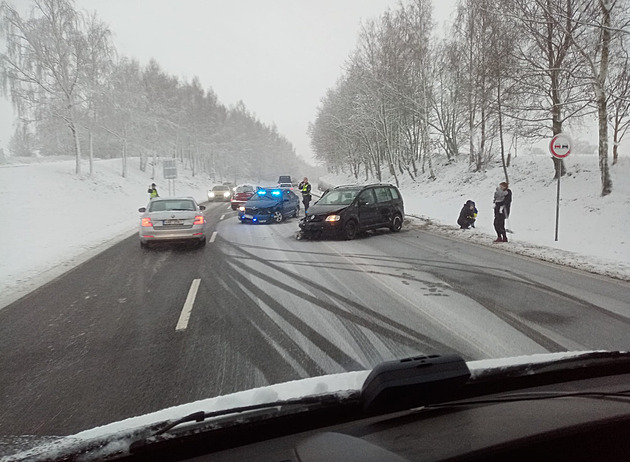 Dopravní nehoda policejního vozu s osobním automobilem na silnici mezi...