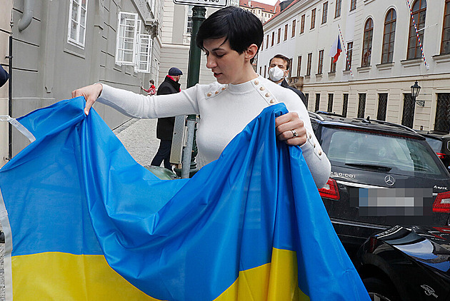 Sněmovna vystěhuje Ukrajince ze své chaty. Bouře ve sklenici, říká Pekarová