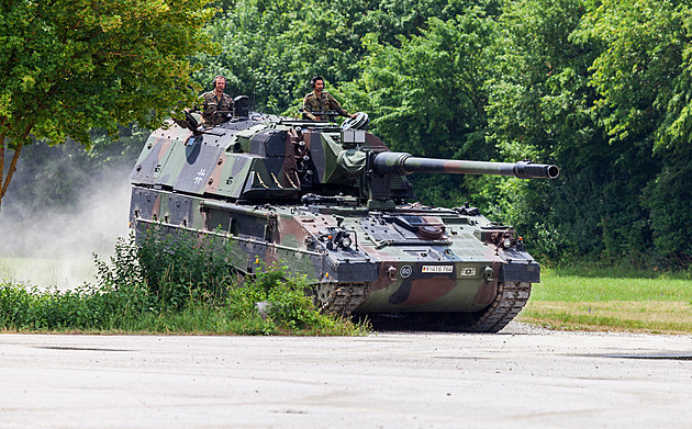 Bundeswehr má munici na dva dny boje. Scholz přitom sliboval obrat strategie