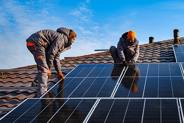 Krachy solárních firem straší 70 procent Čechů, instalaci zvažují měsíce