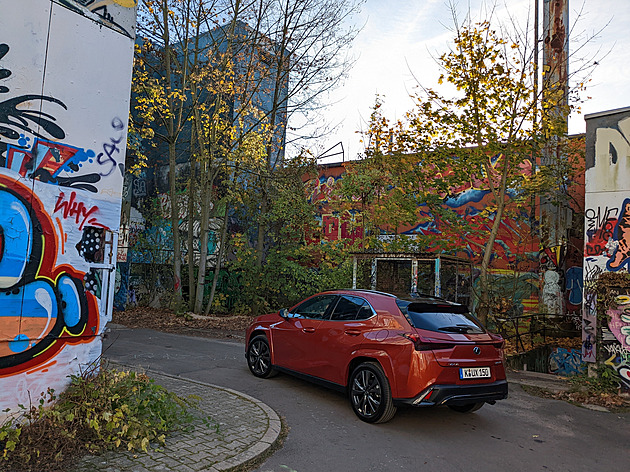 Není malý, jen se mu tak říká. Vstup do světa Lexusu s vychytaným hybridem