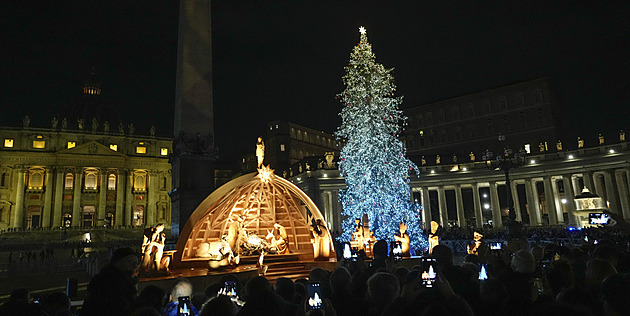 Ve Vatikánu rozsvítili strom a odhalili  jesličky. Papež poděkoval dárcům