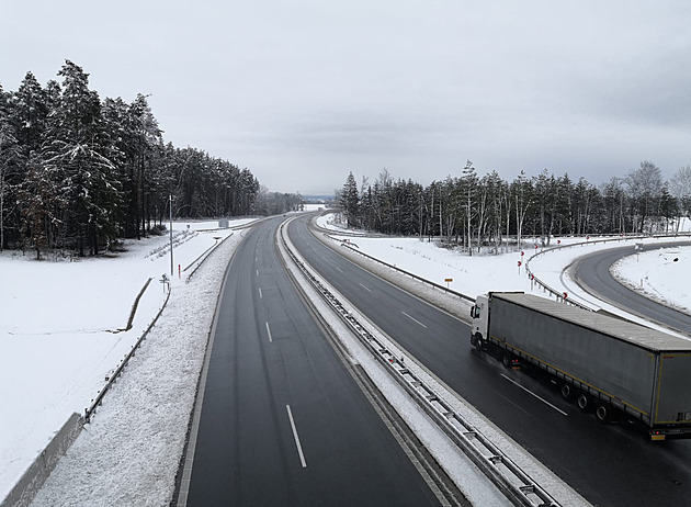 STALO SE DNES: Sněžení zastavilo dopravu. Energie levnější už nebudou