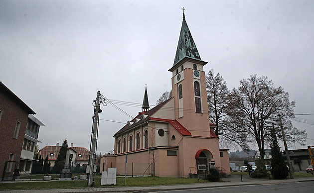 Za vraždu v kostele v Bašce půjde obviněný do vazby, hrozí mu až dvacet let