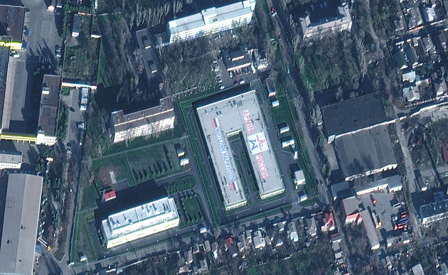 Rusové postavili v Mariupolu vojenský komplex, ukazují snímky ze satelitu