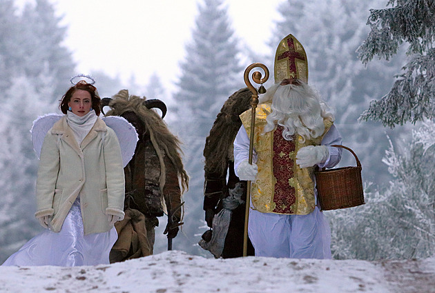 Svatý Mikuláš a jeho družina vykročí do kraje od kostela pod horou Krudum