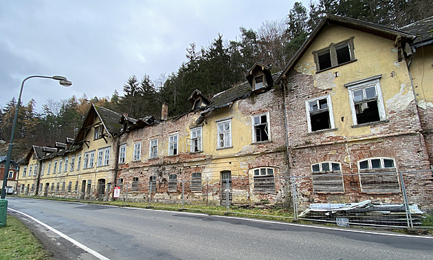 Záchrana lázeňského areálu v Kyselce pokračuje, jídelna má nové krovy