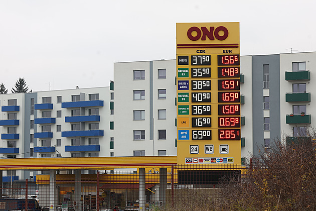 Benzin skokově zlevňuje. Cena Naturalu 95 klesla pod 40 korun za litr