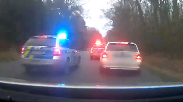 S policisty v patách a bez řidičáku letěl obcí 190 km/h, prorazil i zátaras