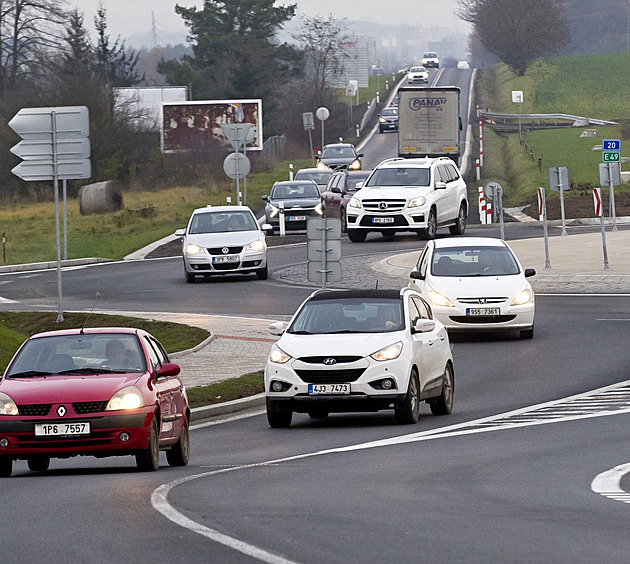 Nový kruhový objezd u budoucího obchvatu Losiné u Plzn zaal slouit idim,...