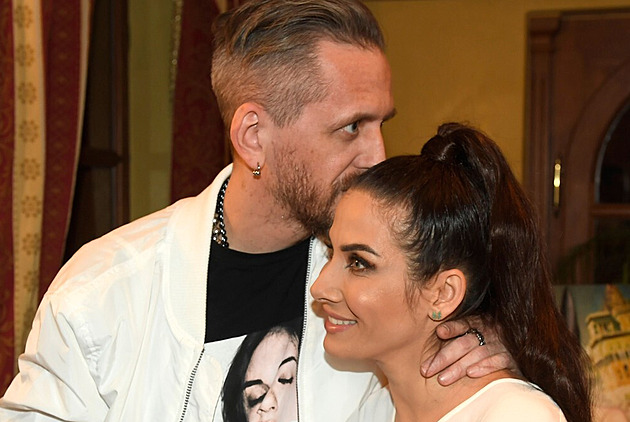 Třeštík zamával zasahujícím hasičům a za chvíli je fotil na svém legendárním balkonu