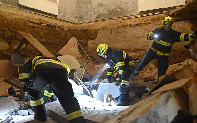 V penzionu na Karlovarsku se propadla podlaha, pod troskami zůstal člověk