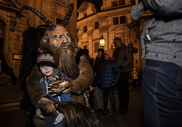 Krampusov� ��dili i v Praze kolem Karlova mostu.(5. prosince 2022)