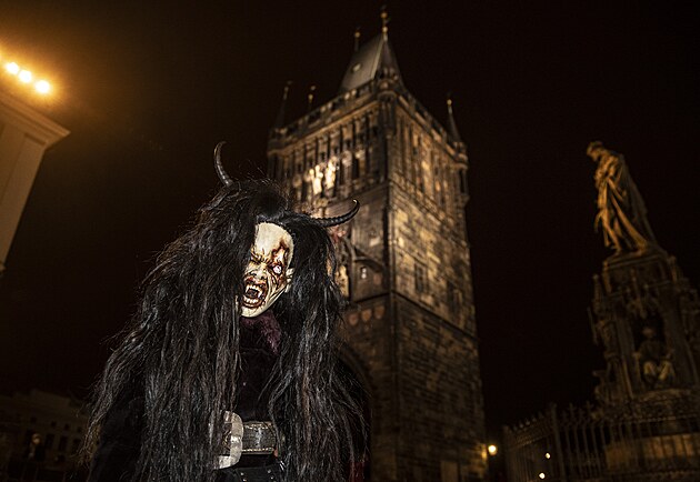 Krampus�ci ��dili i v Praze v okol� Karlova mostu. (5. prosince 2022)