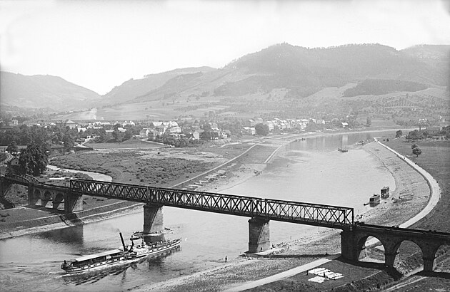 eleznin most pes Labe a Plounici v Dn na snmku z roku 1910