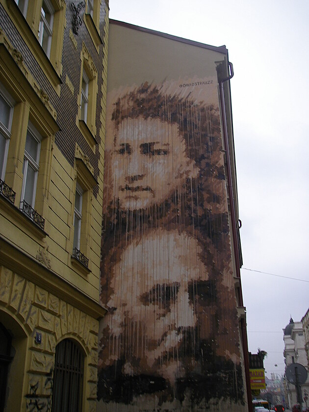 <p>Tento mural s portréty dvou osob působí záhadně, když není signován a zatím se neví, koho má znázorňovat ze známých osobností.</p>