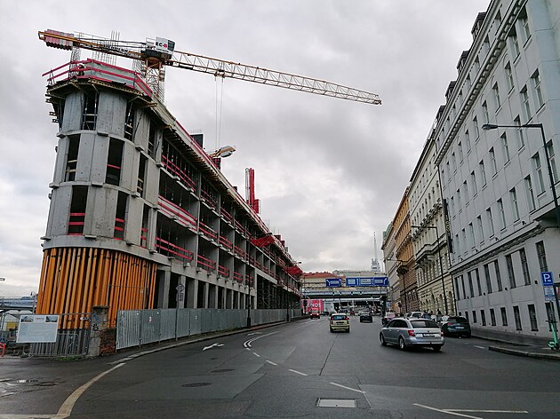 <p>Výstavba nového hotelu v Hybernské ulici zdárně pokračuje. Hotel se staví na pozemcích nedráži Praha Masarykovo nádraží.</p>