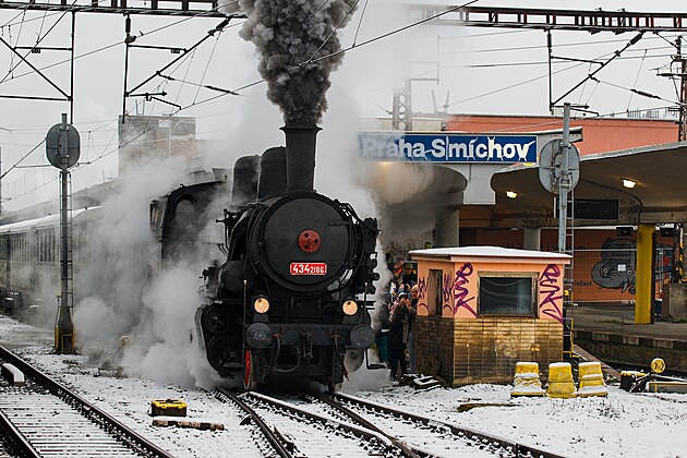 <p>Parní Mikulášský vlak ze stanice Praha-Smíchov.</p>
