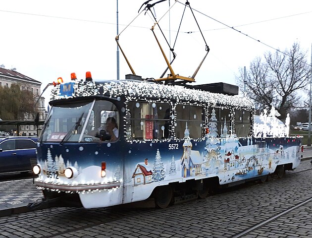 <p>Vánoční mazací tramvaj projíždí nedělním Klárovem.</p>