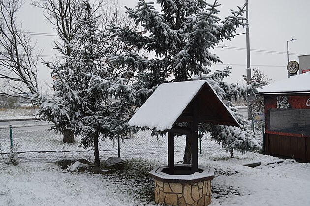<p>Když napadne sníh, může i předzahrádka jedné letňanskéhospůdky poblíž stanice Fryčovická, mít svoje kouzlo i poezii. </p>