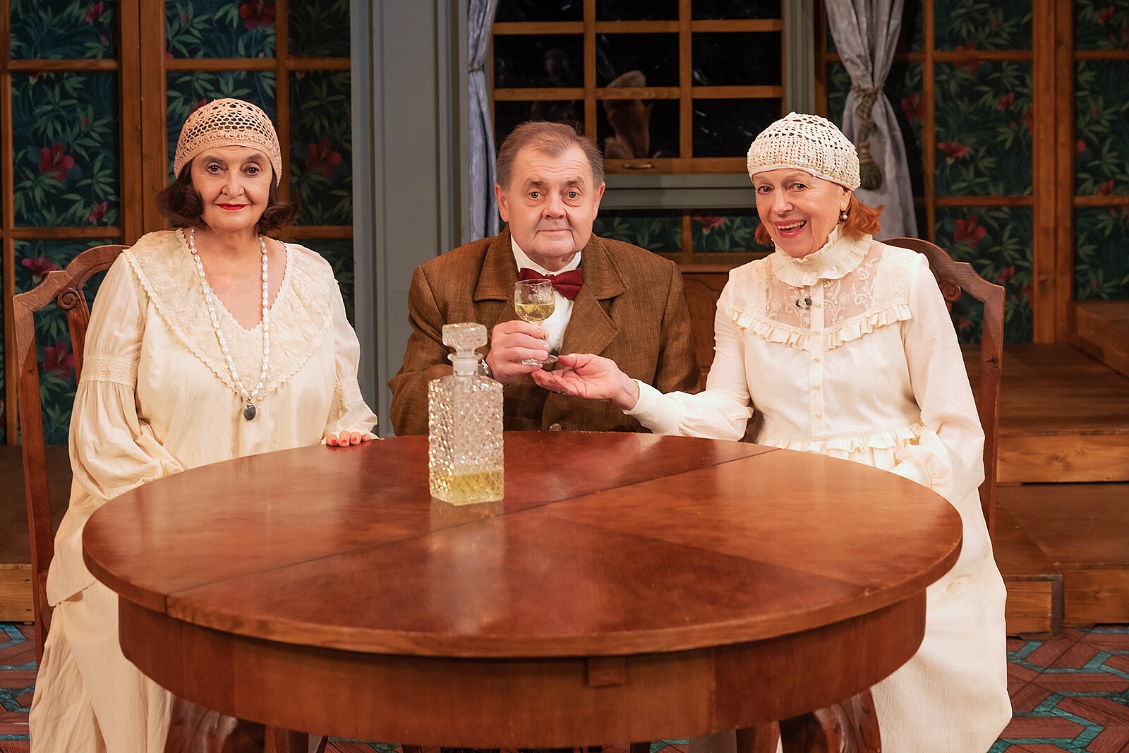 Eva Holubov�, Mojm�r Mad�ri� a Iva Jan�urov� v �ern� komedii Jezinky a bezinky