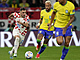 Josip Juranovič z Chorvatska stíhá Brazilce Neymara ve čtvrtfinále mistrovství...