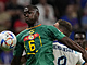 Senegalský záložník Nampalys Mendy si zpracovává míč před Jordanem Hendersonem...