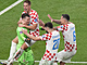 Chorvatští fotbalisté oslavují hrdinu Dominika Livakoviče, který chytil v...