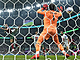 Portugalský stoper Pepe střílí hlavou gól švýcarskému brankáři Yannu Sommerovi...