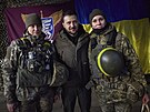 Ukrajinský prezident Volodymyr Zelenskyj s vojakami ve Slovjansku (6. prosince...